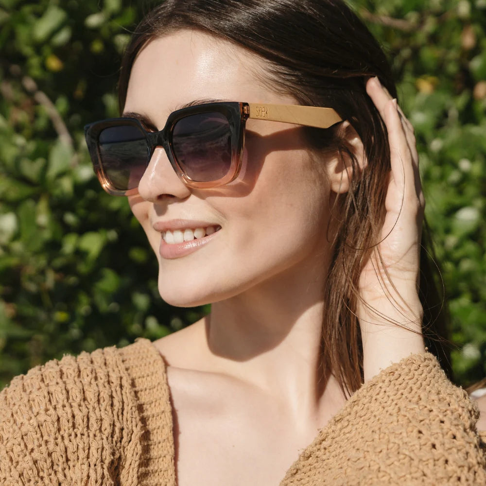 SOEK SOLUNA OMBRE l Sunglasses l Black Polarised Lens l Walnut Maple Arm