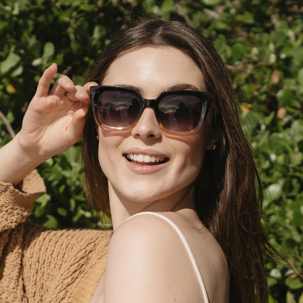 SOEK SOLUNA OMBRE l Sunglasses l Black Polarised Lens l Walnut Maple Arm